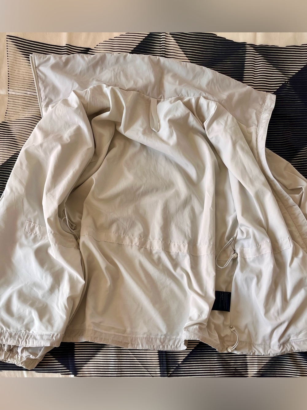 Lululemon 4 Lightweight cinchable jacket puff sleeve bone cream rain windbreaker - Picture 11 of 15